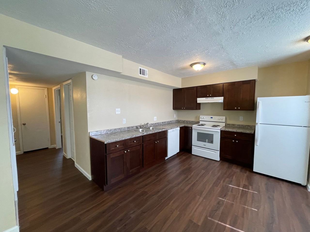 Main Plaza Apartments - Photo 7 of 12