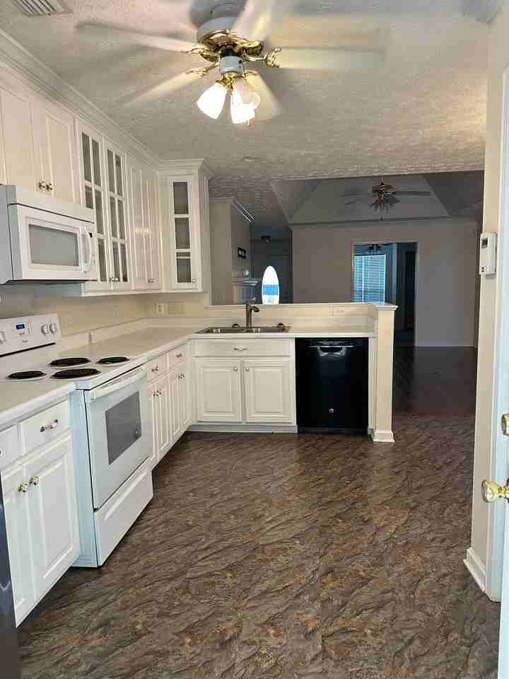 3736 Roswell Pl - Photo 5 of 20