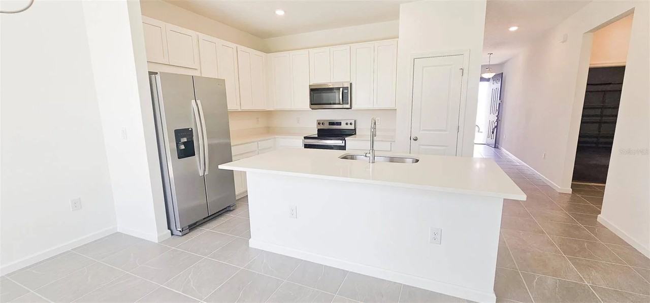 413 Silver Palm Dr - Photo 5 of 19