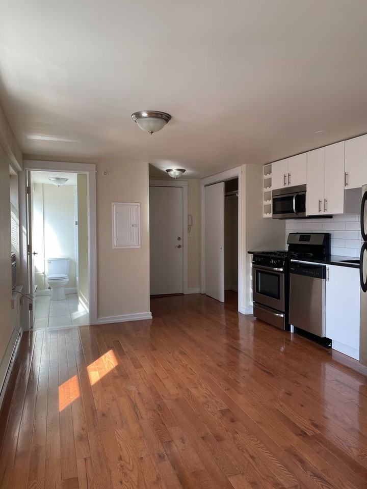 415 S Broad St - Photo 3 of 8