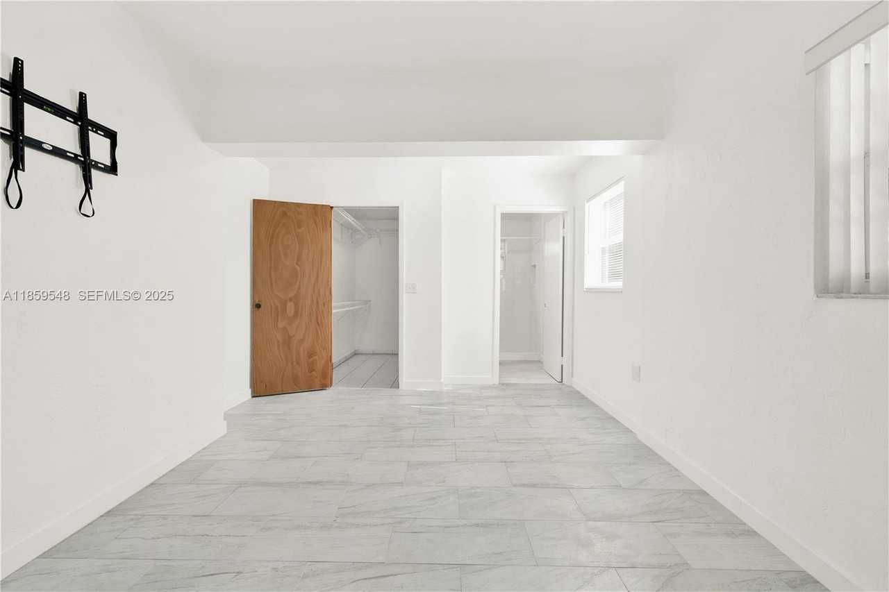 7435 Southwest 34th Street - Photo 3 of 30