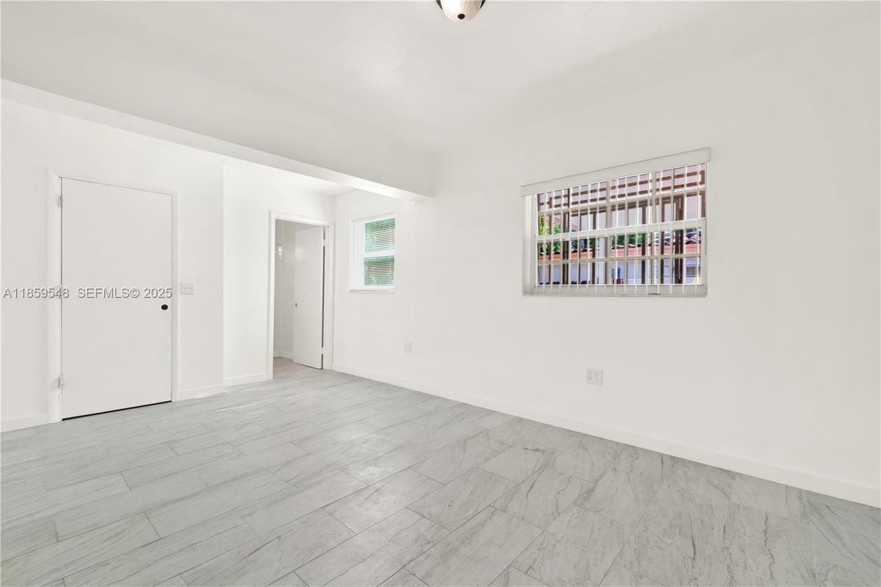 7435 Southwest 34th Street - Photo 4 of 30