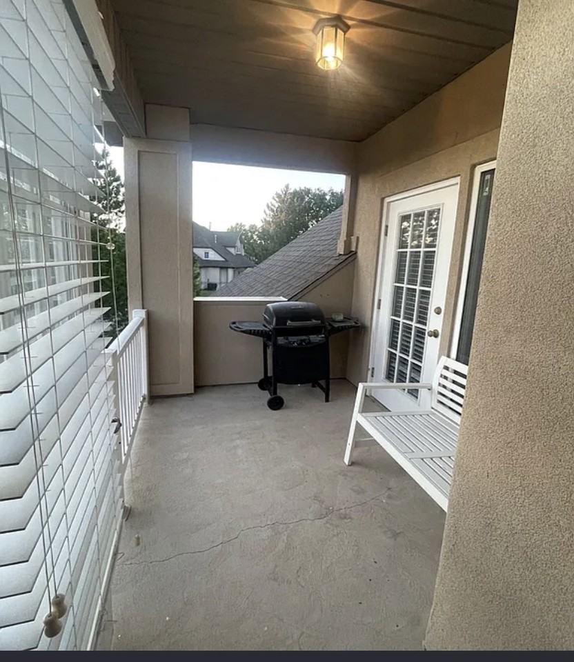 998 Shetland Ln - Photo 3 of 8