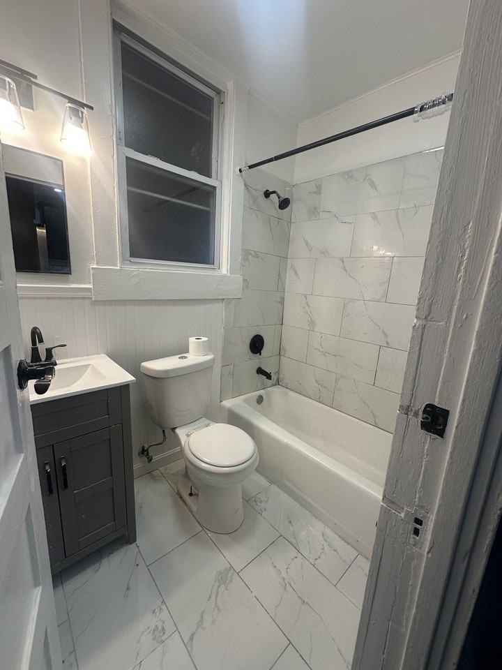 527 41st St #1F - Photo 3 of 10