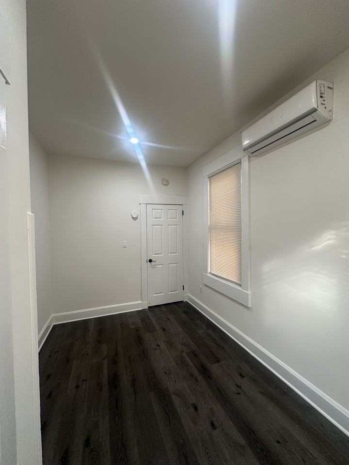 527 41st St #1F - Photo 7 of 10