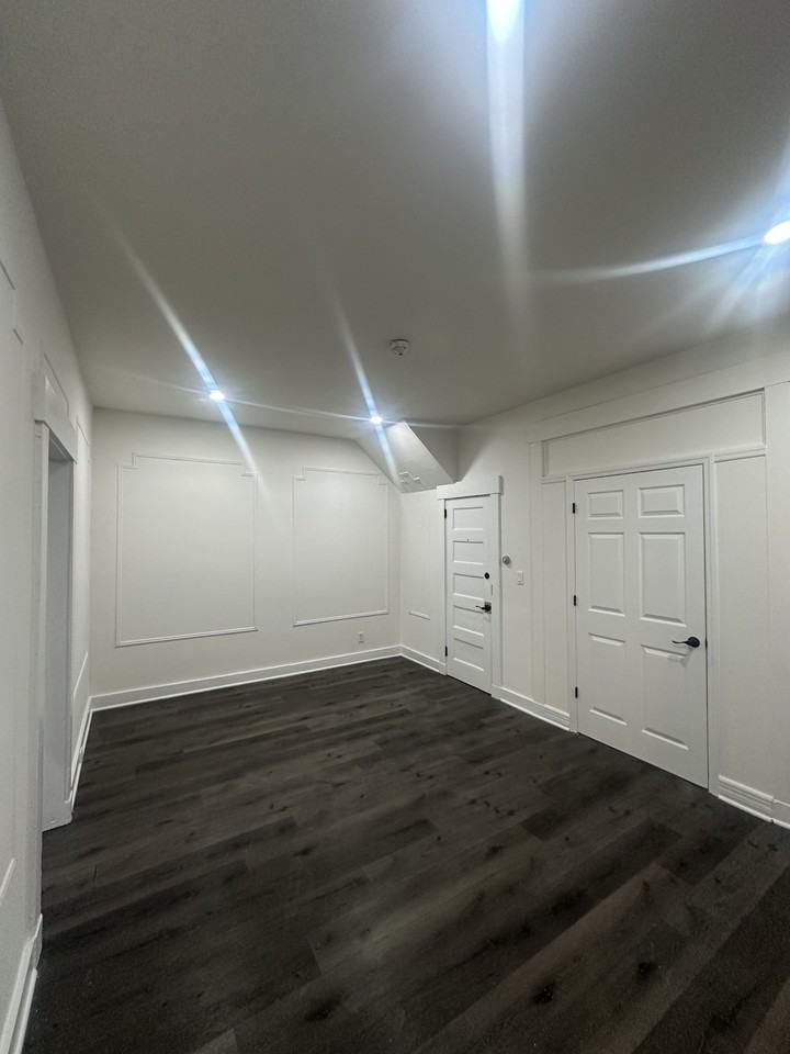 527 41st St #1F - Photo 4 of 10