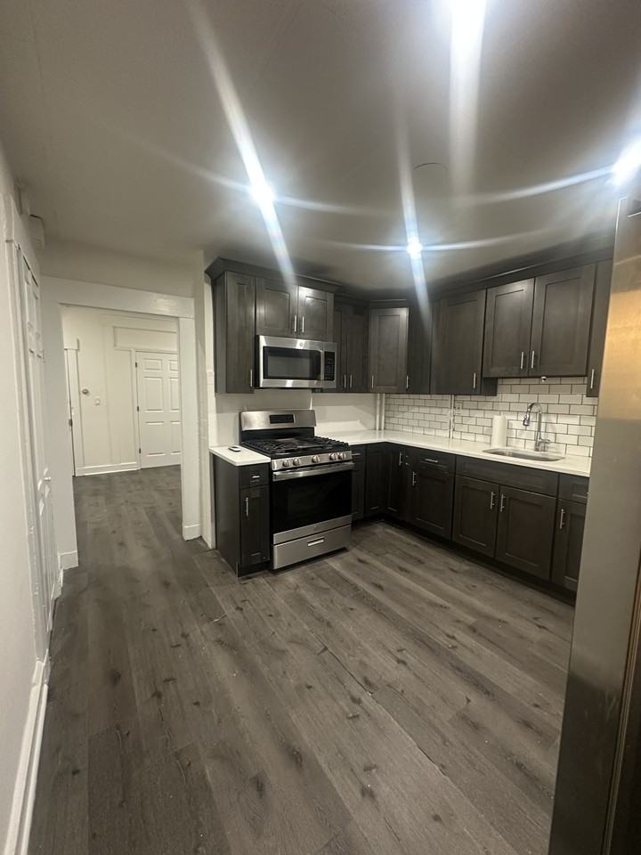 527 41st St #1F - Photo 2 of 10