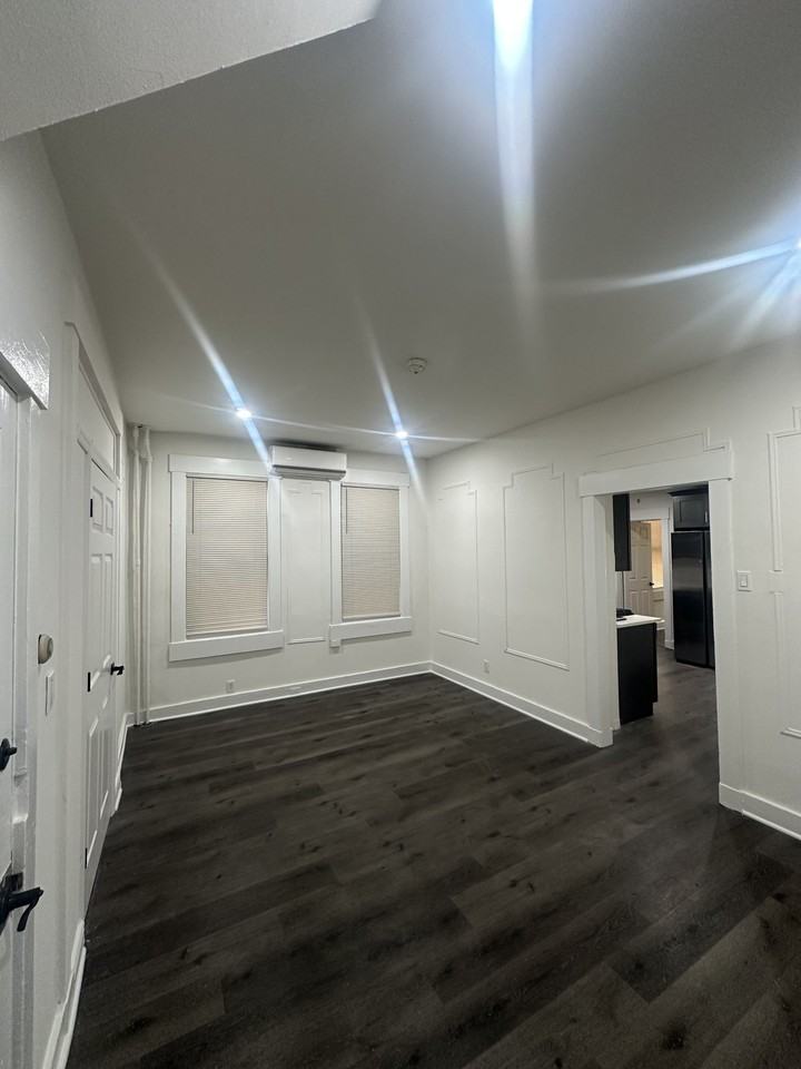 527 41st St #1F - Photo 5 of 10