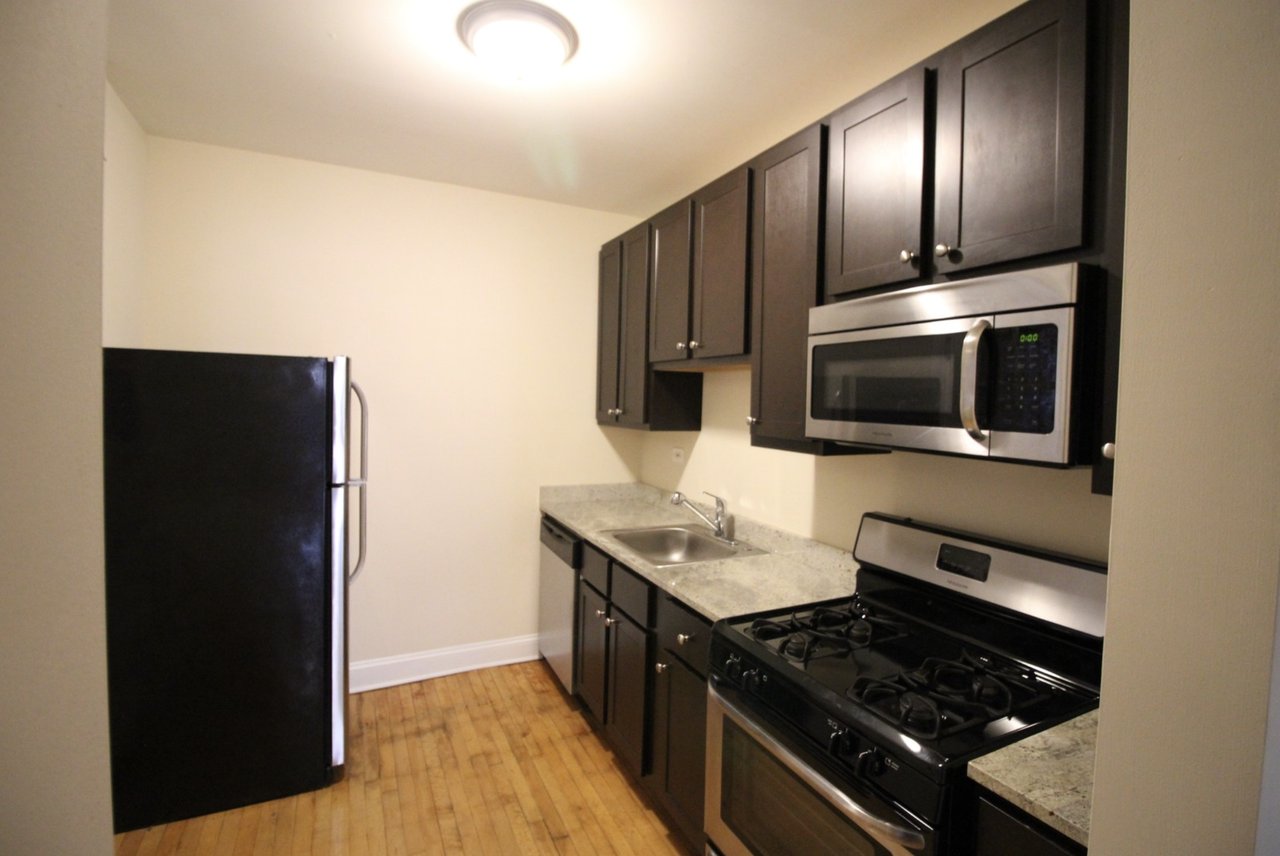 2320 W Granville Ave #3 - Photo 2 of 9