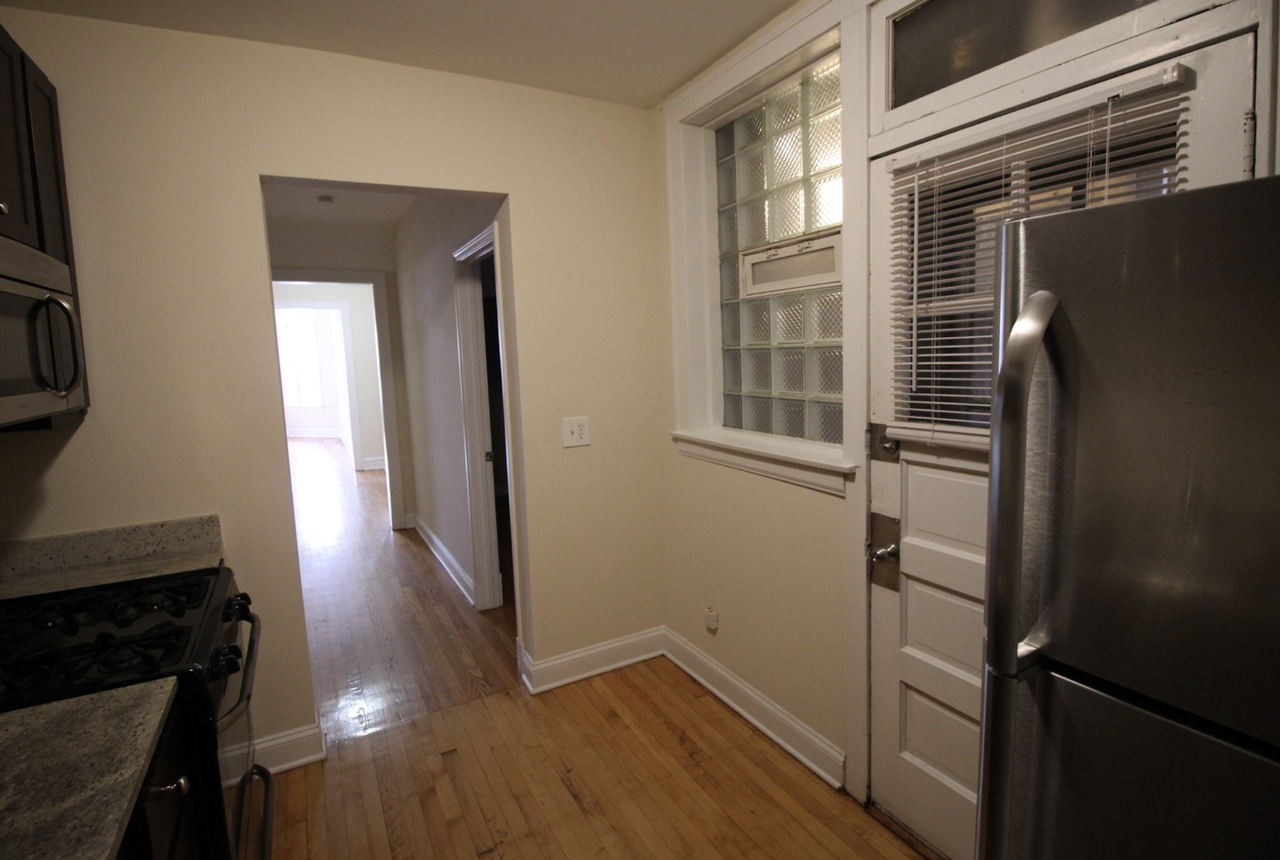 2320 W Granville Ave #3 - Photo 3 of 9