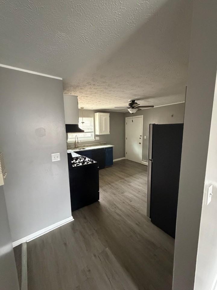 1081 Blue Hills Ave - Photo 5 of 11