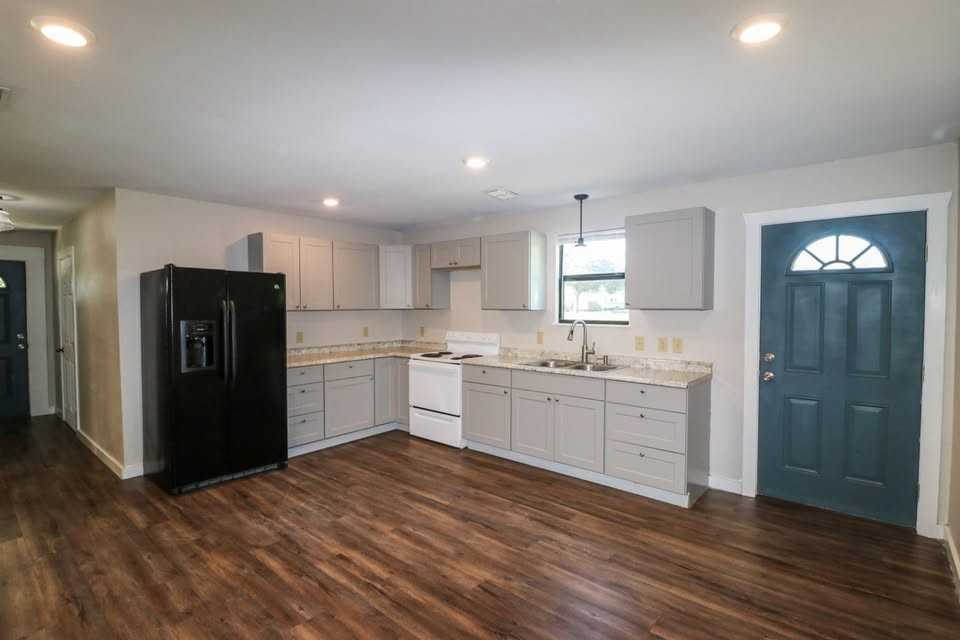 811 W Oak St #NA - Photo 2 of 9