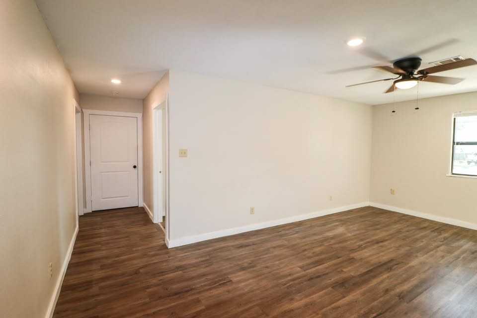 811 W Oak St #NA - Photo 4 of 9