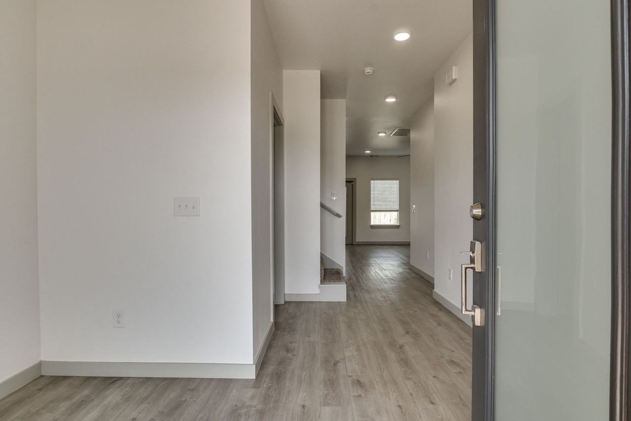 7907 Nw 135th Ter - Photo 6 of 50