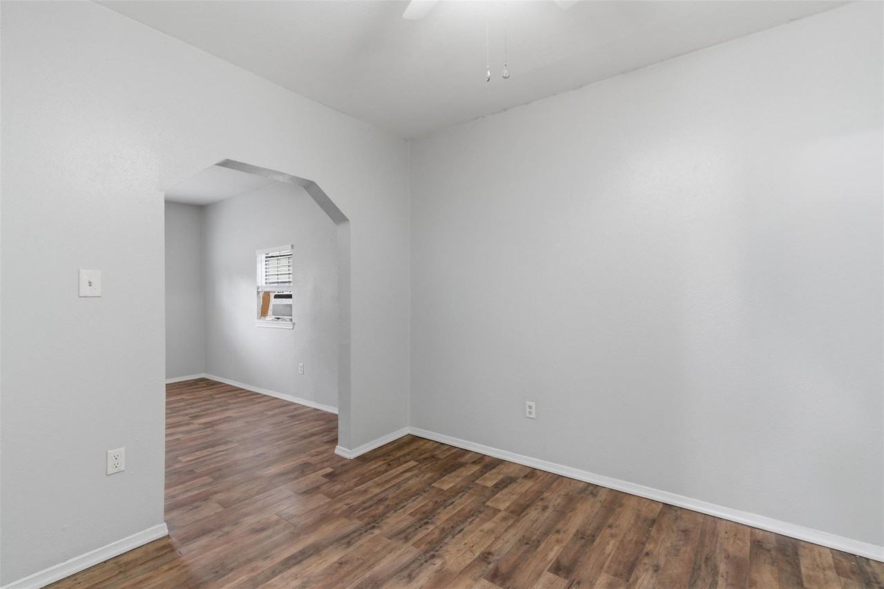 127 E Walker St #1 - Photo 5 of 24