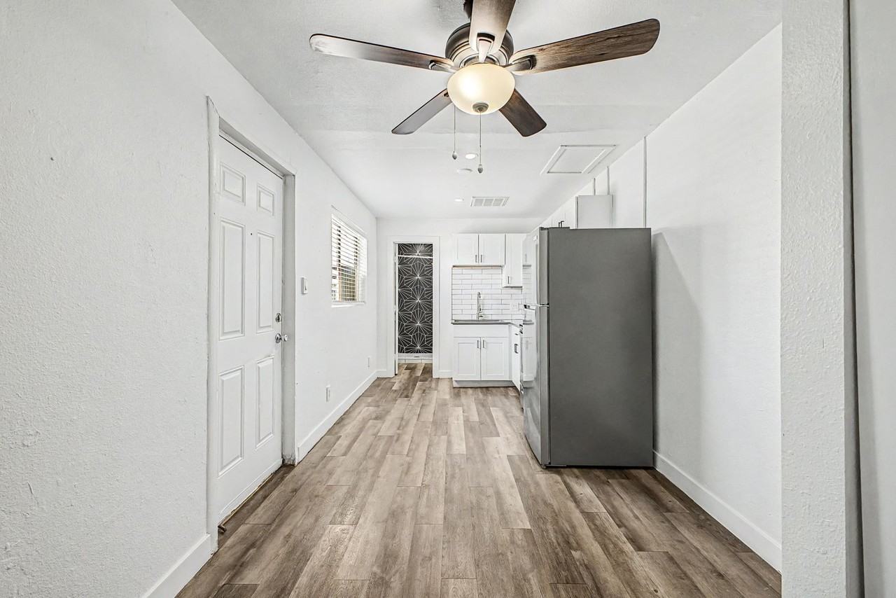 2706 W Missouri Ave #01 - Photo 2 of 25