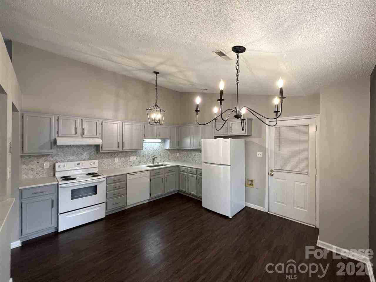 5919 Hunters Crossing Ln - Photo 4 of 14