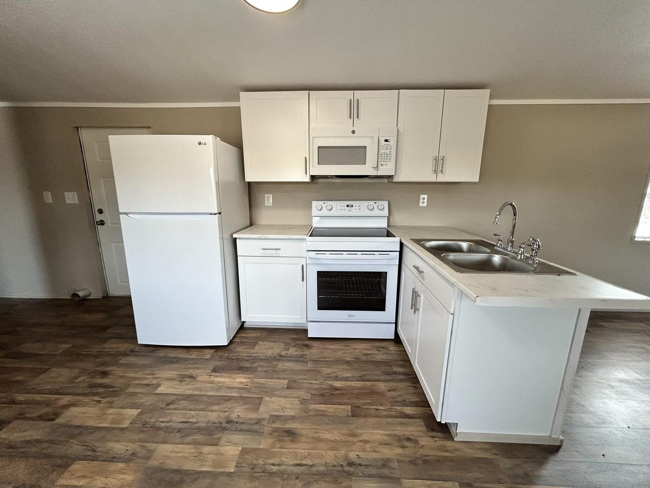 1370 Suzanne Cir - Photo 2 of 9