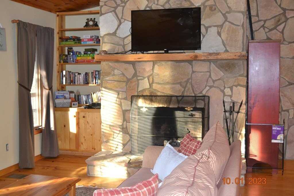 960 Robbins Rd - Photo 5 of 19