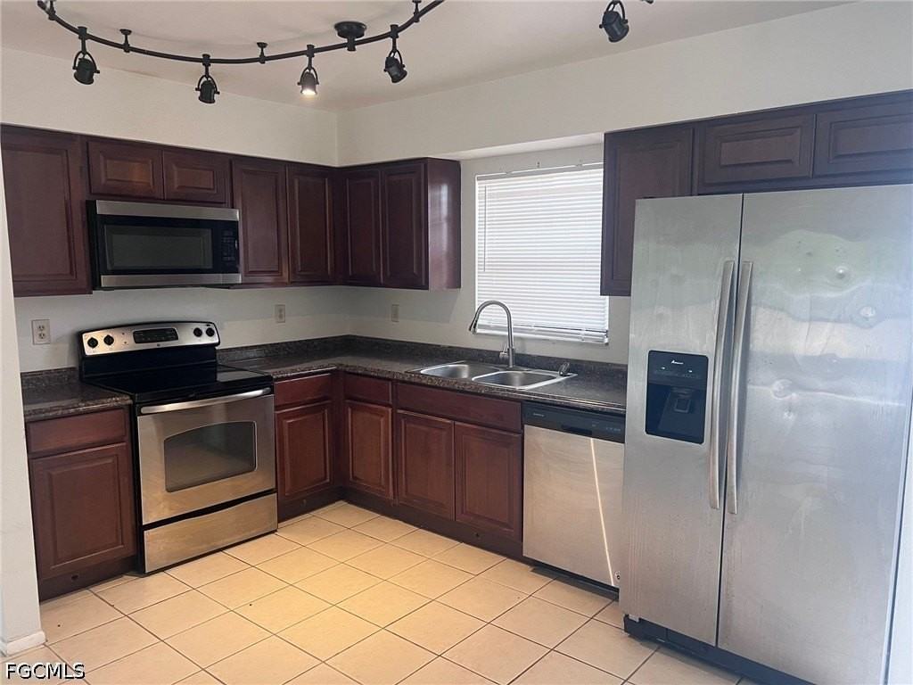 1416 Se 1st Pl - Photo 2 of 9