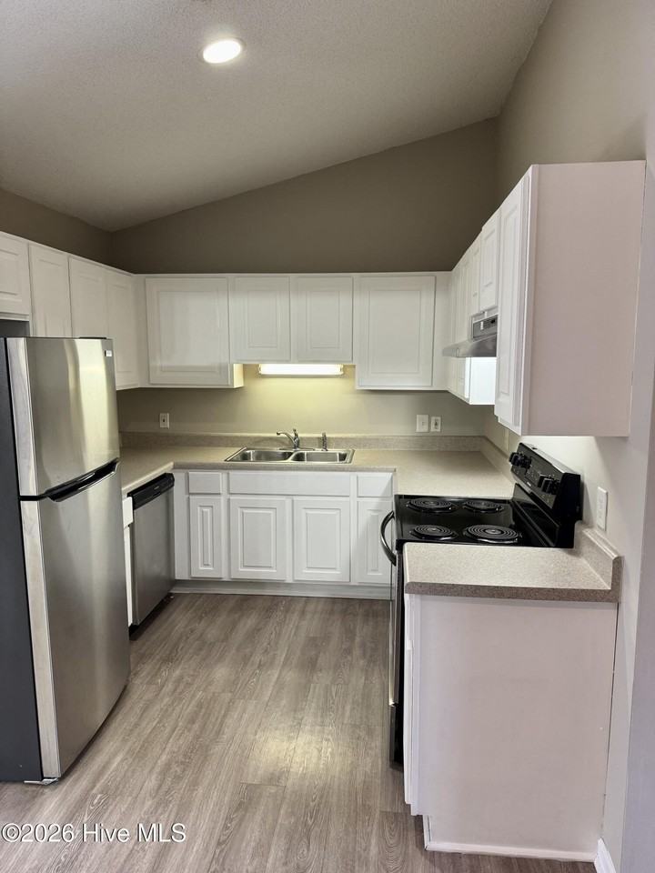 3001 Macgregor Downs Rd Apt 202 - Photo 4 of 11