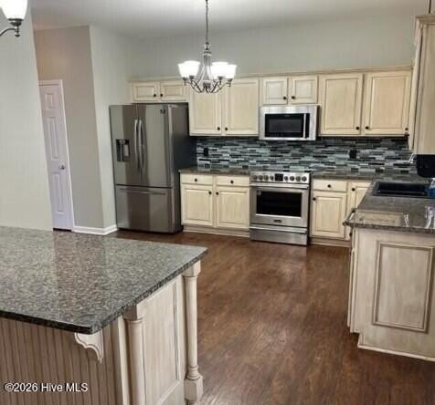 1043 Jade Ln - Photo 4 of 20