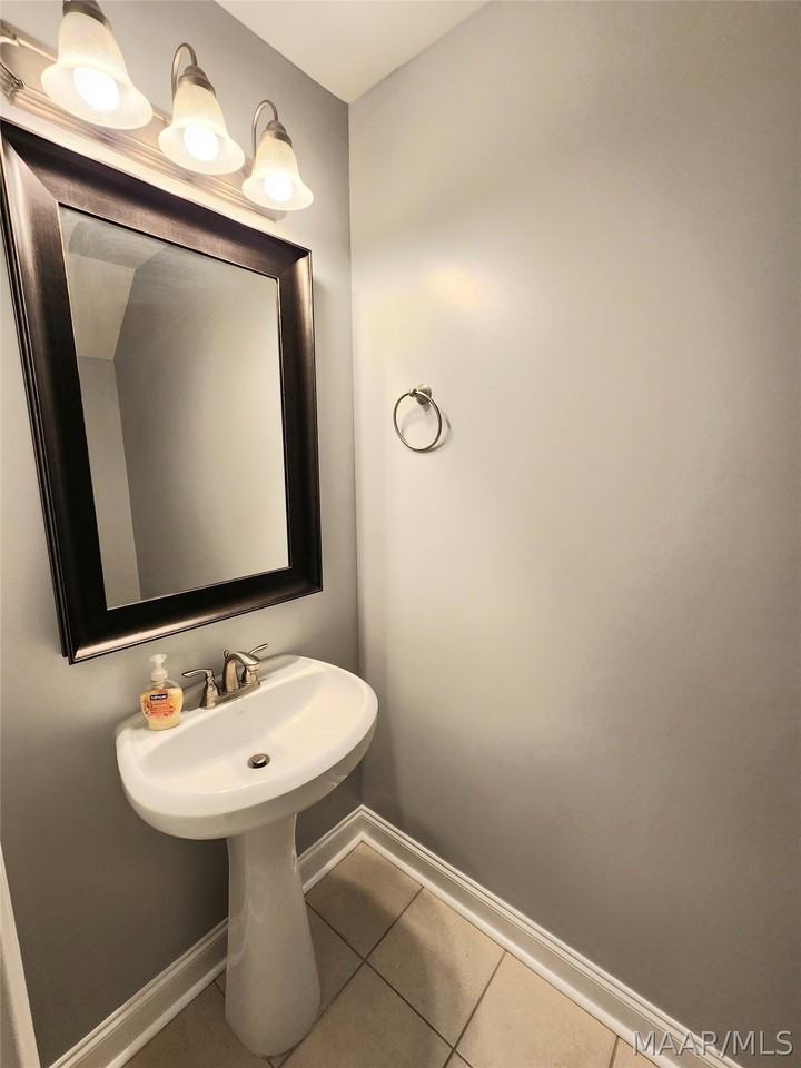 920 Delaney Dr - Photo 4 of 18