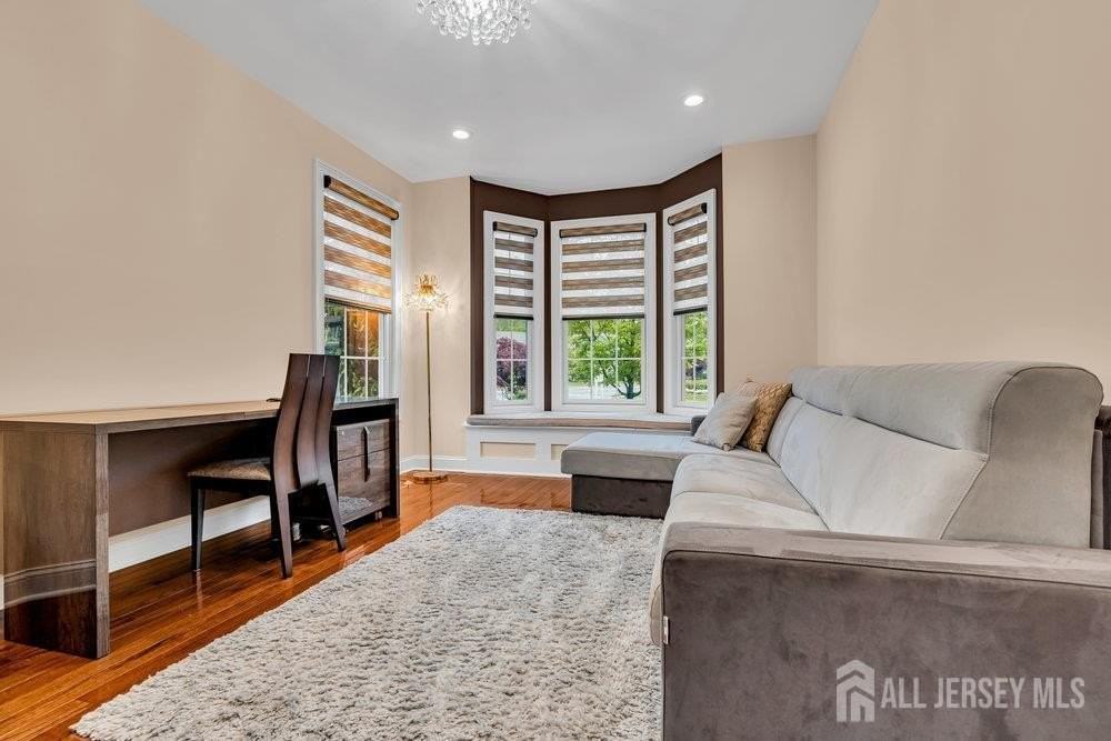 47 Mccormick Ave N - Photo 7 of 39