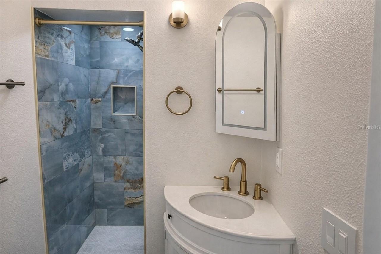 4018 29th Ave W - Photo 5 of 36