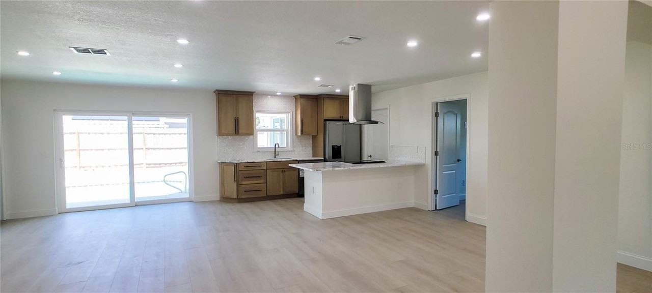 4018 29th Ave W - Photo 6 of 36