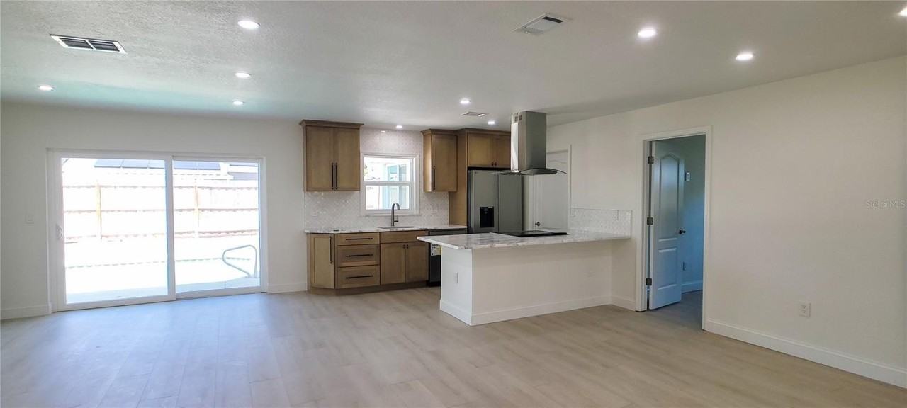 4018 29th Ave W - Photo 7 of 36