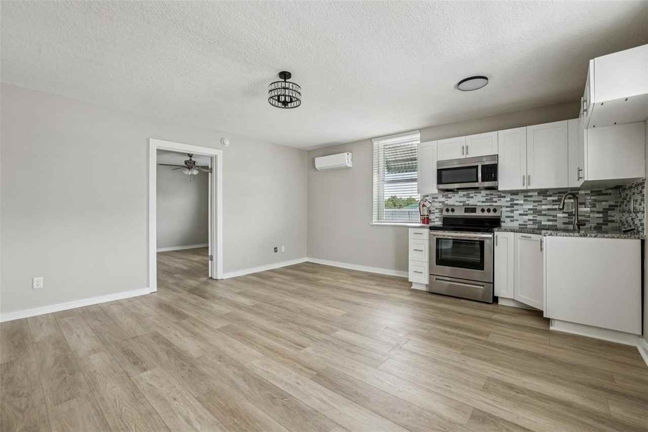 801 W Montrose St #C - Photo 6 of 17