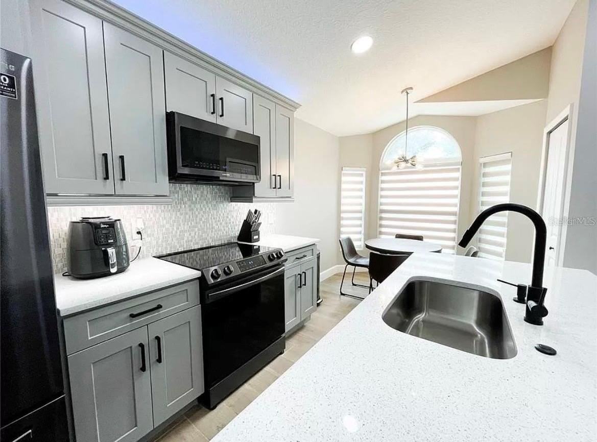 18505 3rd Ave - Photo 4 of 25