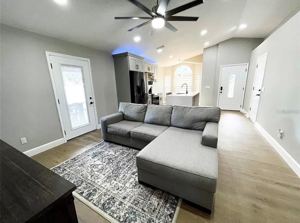 18505 3rd Ave - Photo 5 of 25