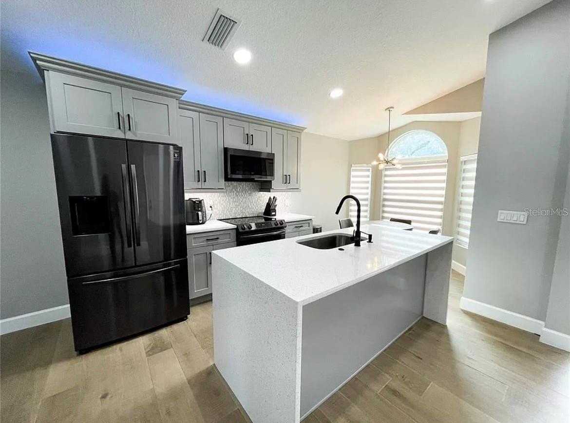 18505 3rd Ave - Photo 6 of 25