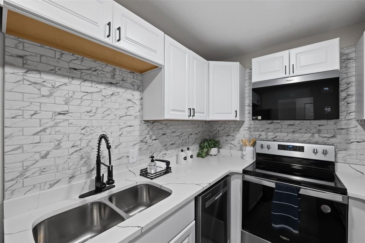 4610 W Gray St #109 - Photo 3 of 30