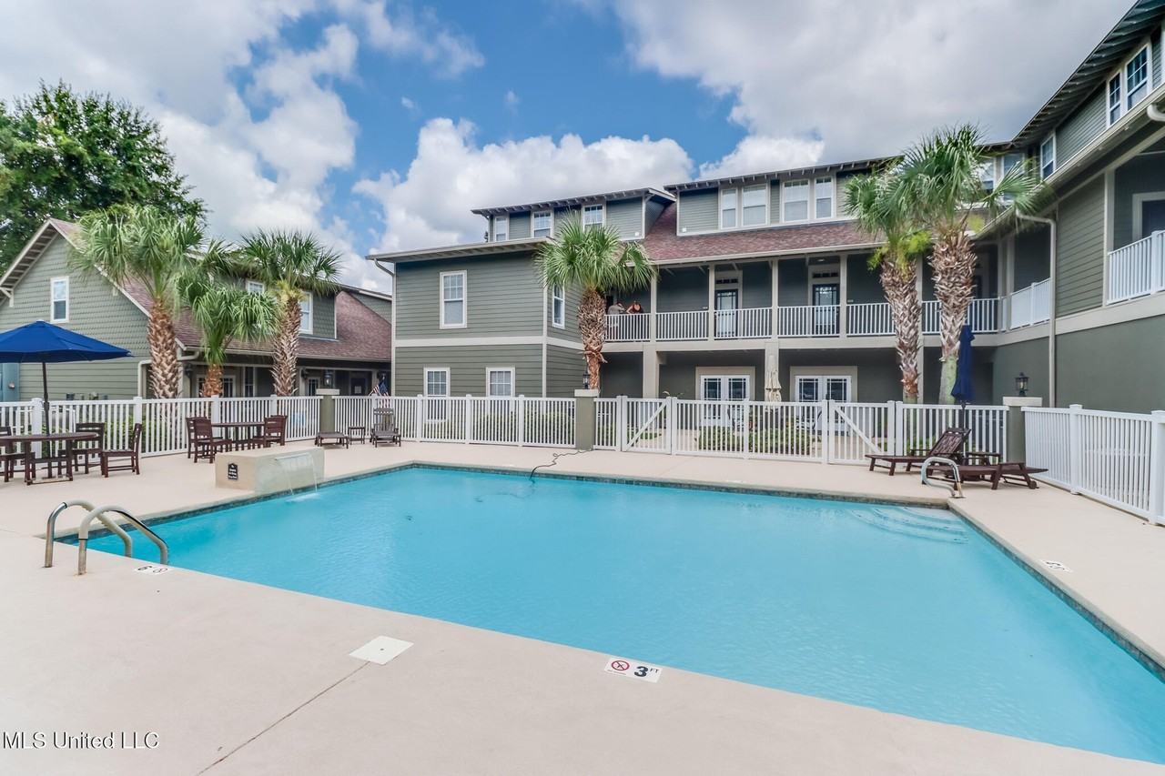 922 Porter Ave Apt 220 - Photo 2 of 26