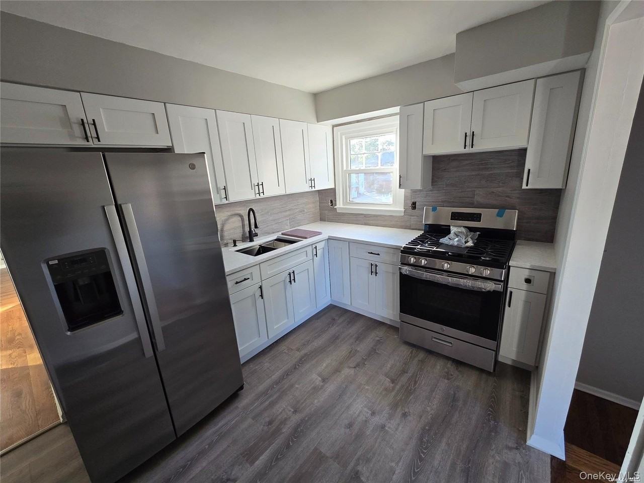 70 E Valley Stream Blvd Apt 2 - Photo 3 of 9