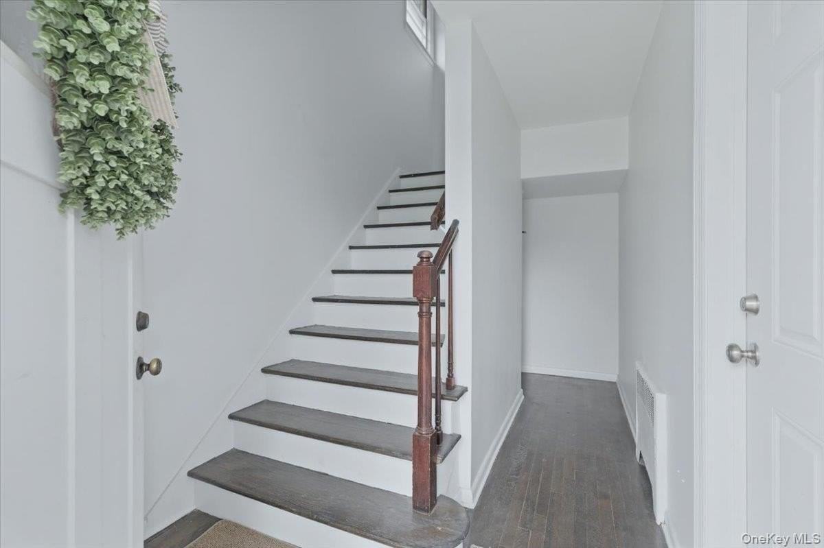 98 Nassau Rd Apt 2 - Photo 2 of 23