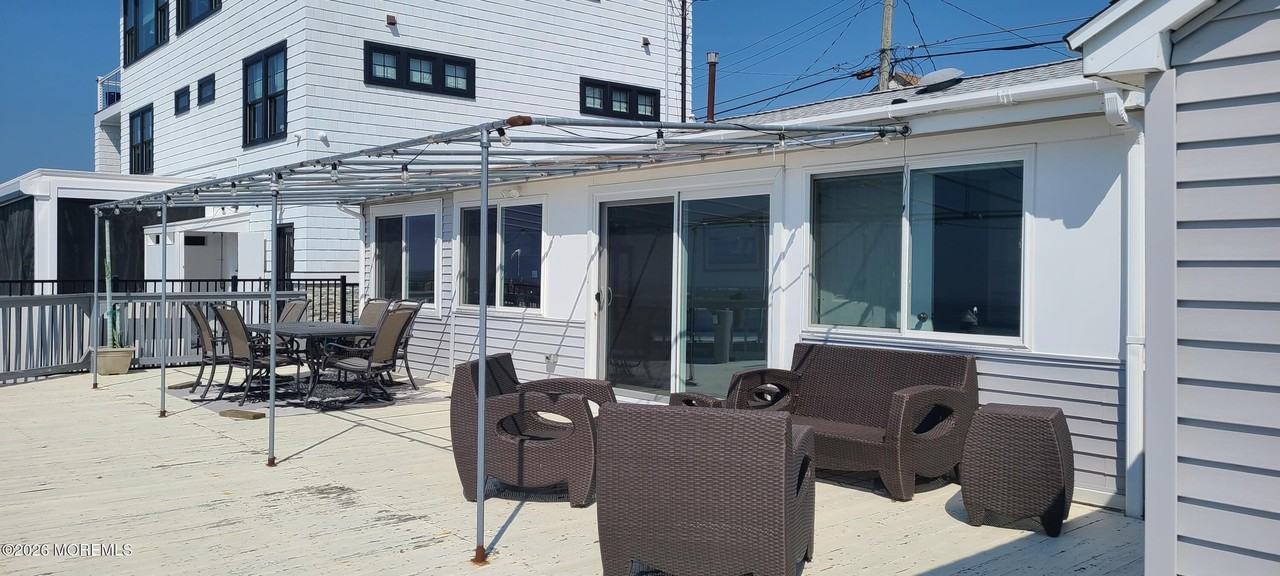 259 Joseph St - Photo 2 of 26