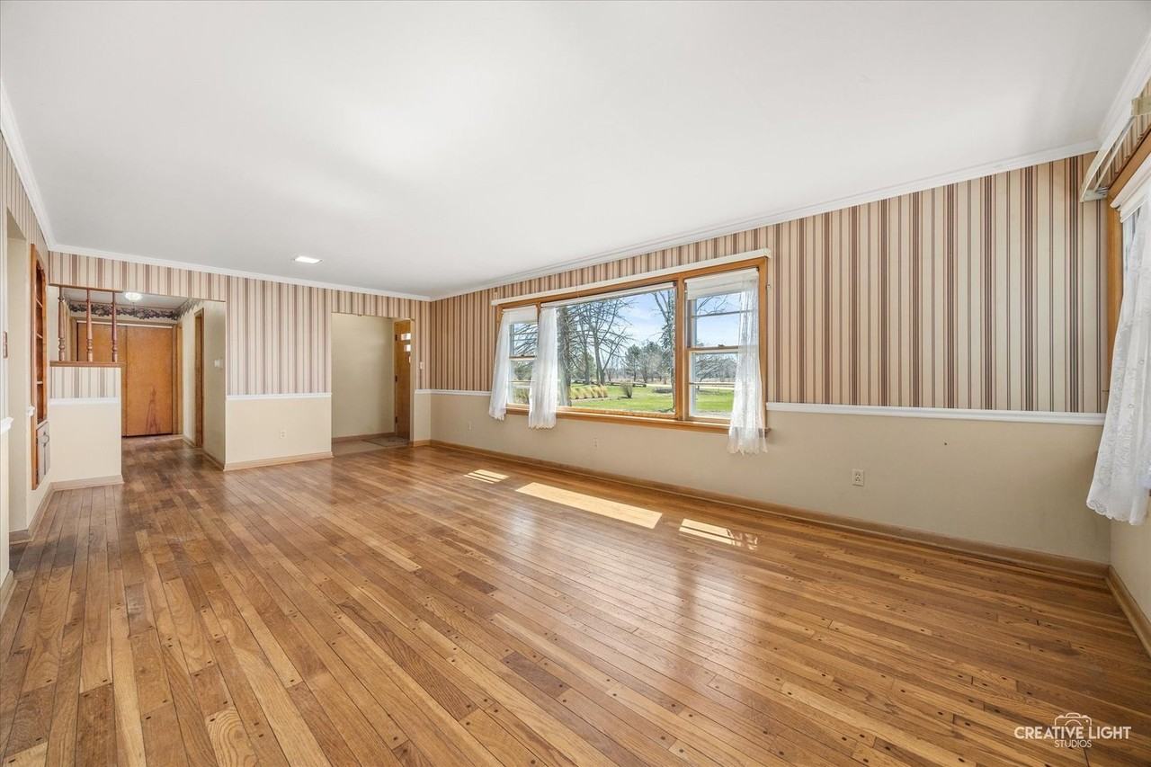 39W258 Seavey Rd - Photo 3 of 18