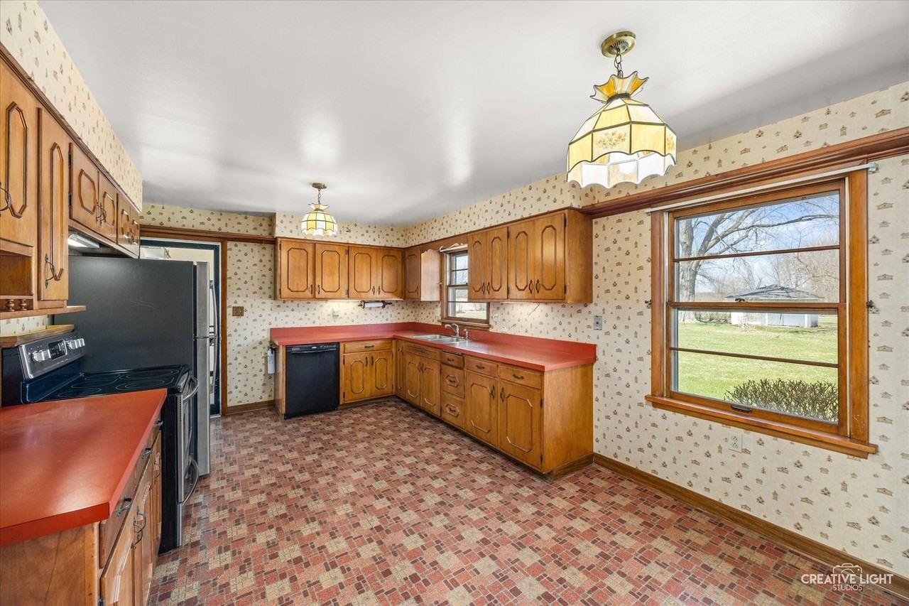 39W258 Seavey Rd - Photo 4 of 18