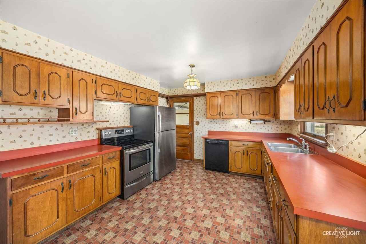 39W258 Seavey Rd - Photo 5 of 18