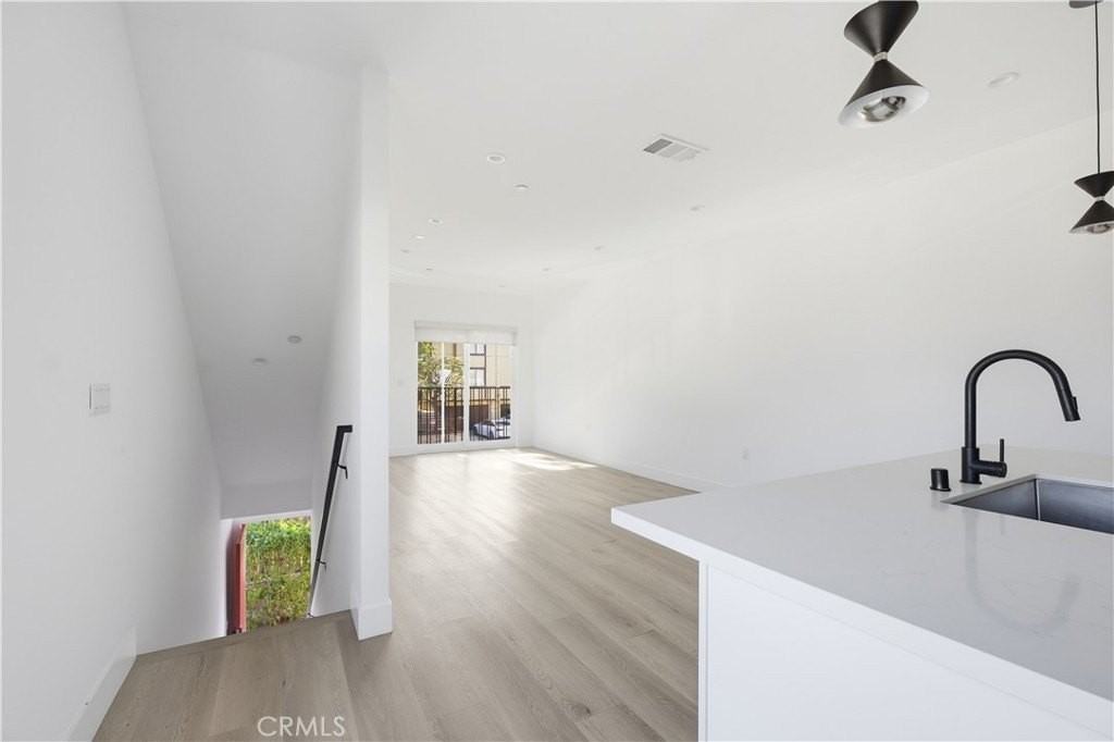 21721 Hart St - Photo 5 of 18