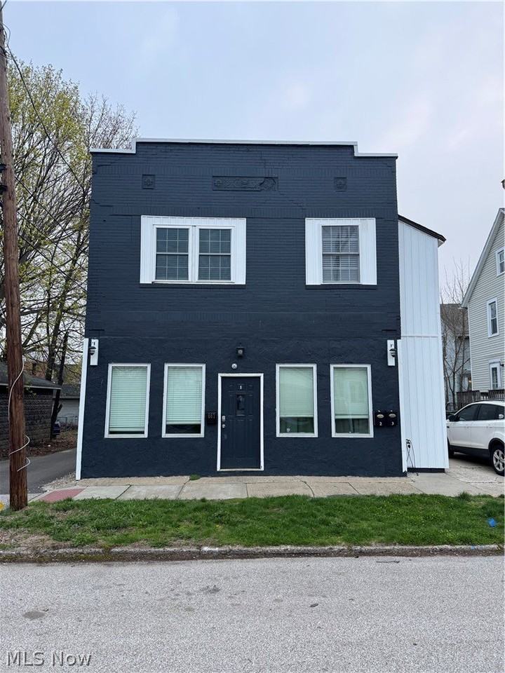 667 W Park Ave - Photo 2 of 3