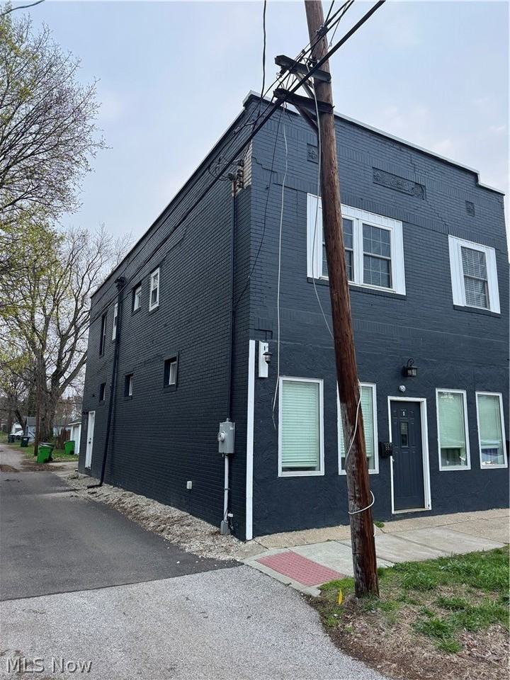 667 W Park Ave - Photo 3 of 3