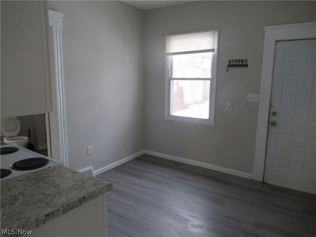 1530 Winchester Ave - Photo 6 of 24