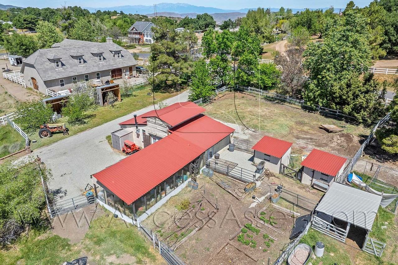 17700 Rodeo Rd - Photo 3 of 19