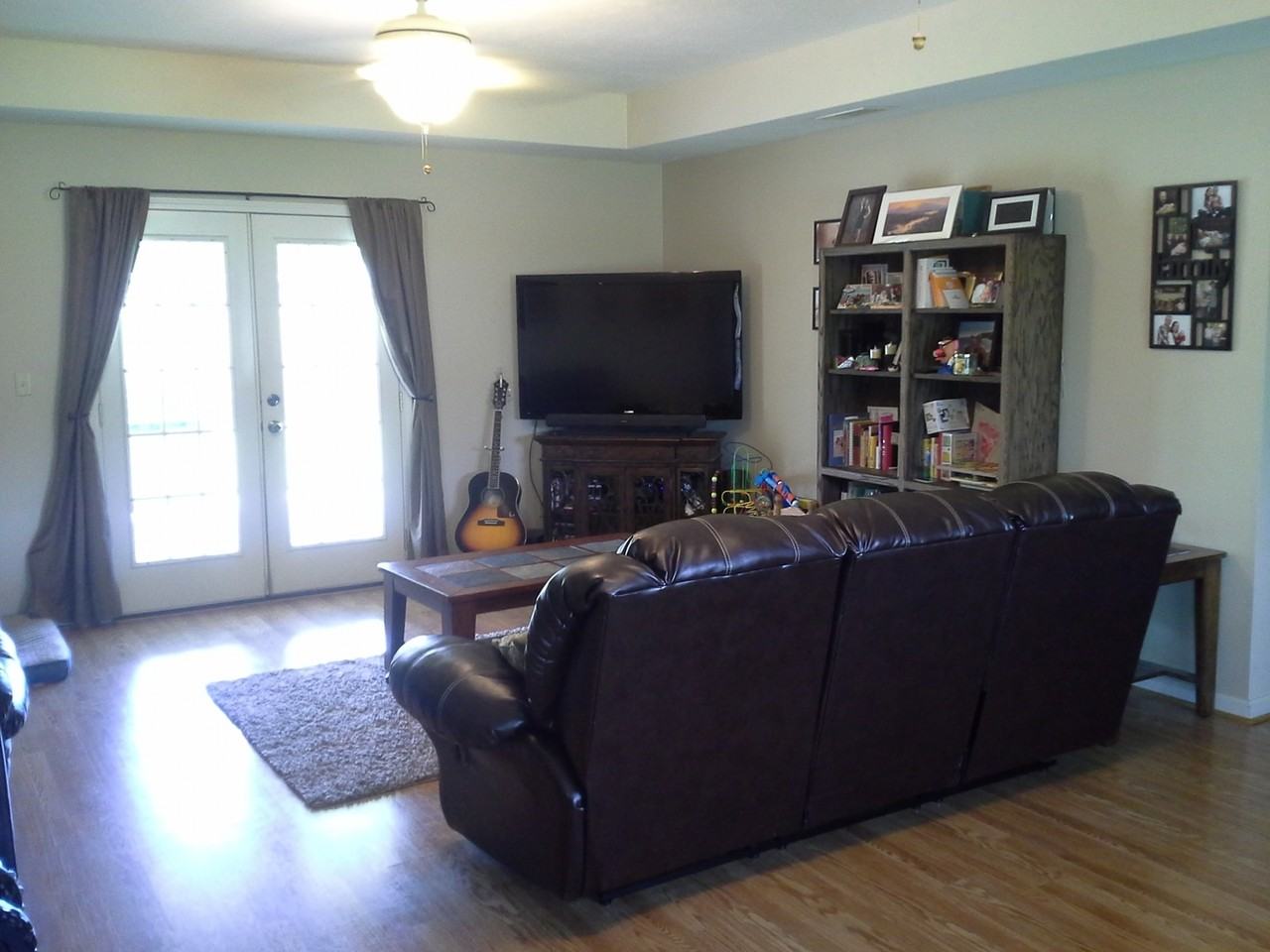 211 N Ridge Dr - Photo 2 of 10