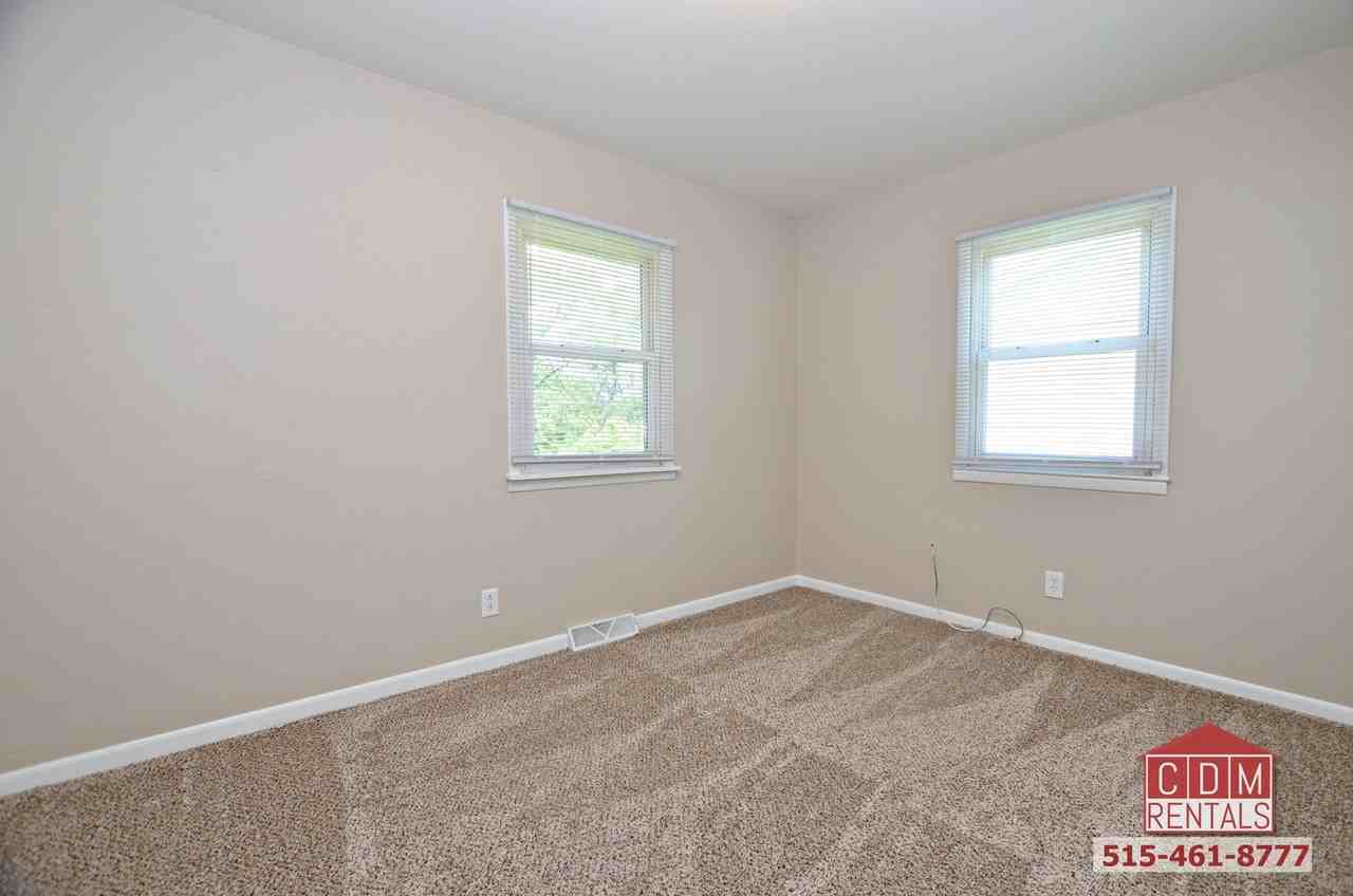 3306 E 36th Ct - Photo 6 of 9